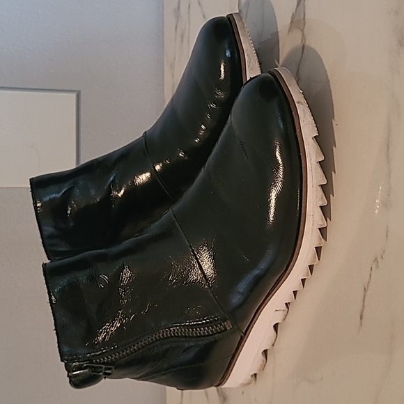 Sorel Harlow Black Waterproof Patent Leather Chelsea Zip Ankle Boots Wmns 8 - Picture 2 of 13